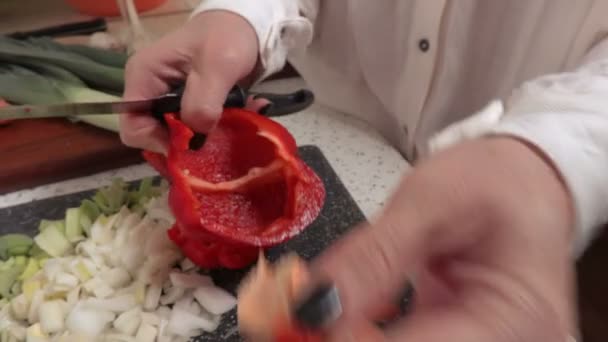 Frau Mit Messer Schneidet Paprika — Stockvideo