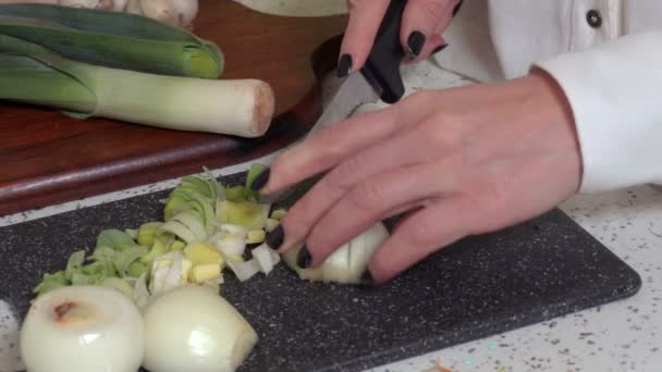 Frau Mit Messer Schneidet Zwiebel Küche — Stockvideo