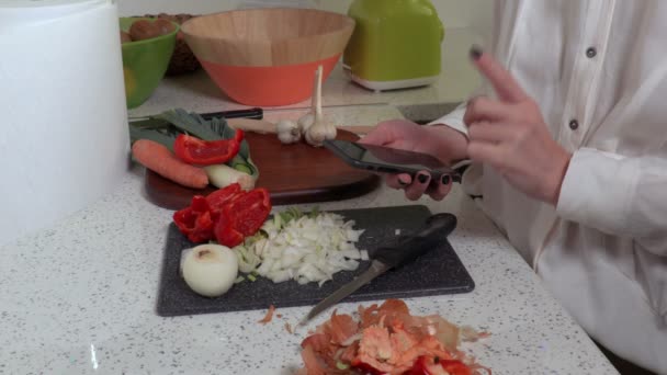 スマート フォンのレシピを探している女性 — ストック動画