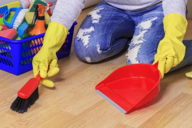 Fırça yere kullanan kadın