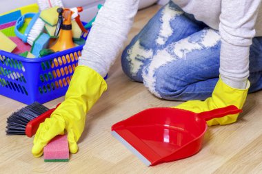 Sünger temiz zemin kadınla