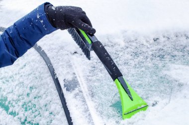 Kar kazıyıcı arabanın yanında kadınla