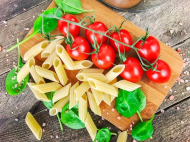 İtalyan makarna ve domates kazan yakınındaki