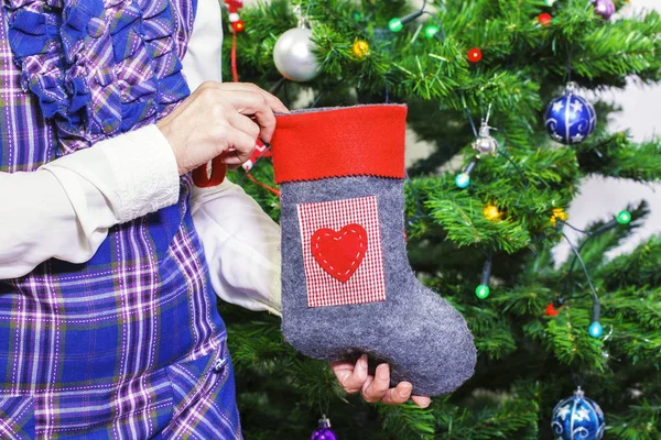 Frau Mit Weihnachtssocke Der Nähe Von Weihnachtsbaum — Stockfoto