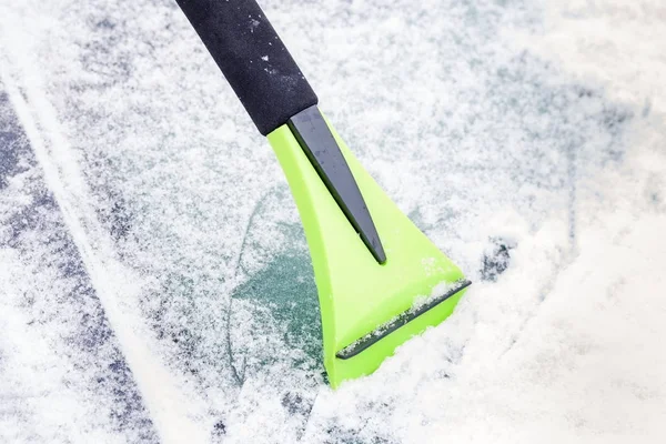 Eiskratzer Auf Autoscheibe — Stockfoto