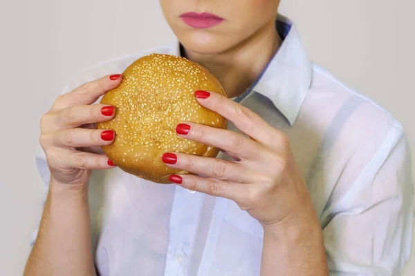 Vrouw Begint Eten Hamburger — Stockfoto