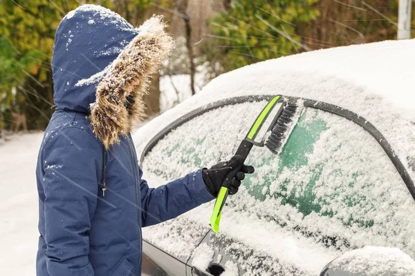 Frau Mit Bürste Räumt Bei Schneefall Schnee Aus Auto — Stockfoto