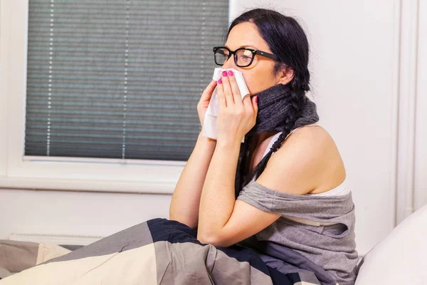 Kranke Frau Versucht Laufende Nase Stoppen — Stockfoto