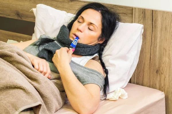 Sjuk Kvinna Att Hålla Termometer Munnen — Stockfoto