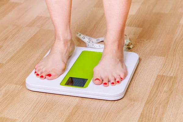 Female Standing Weighing Scale — Stock Photo, Image