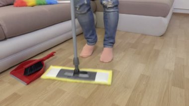 Kadının bacakları ve müzik ritmi hareketli paspas