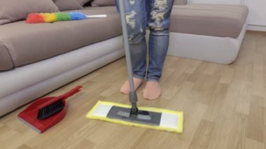 Kadınla odaklanan kamera paspas kim dans ve Zemin Temizleme