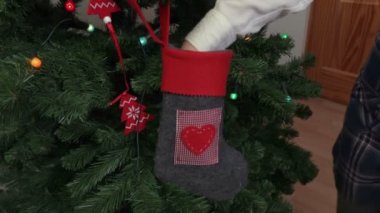 Noel ağacı yakınındaki çerez yemek kadın