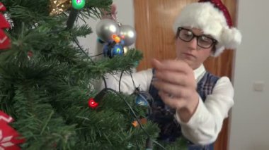 Kadın Noel süsleri Ladin koydu.