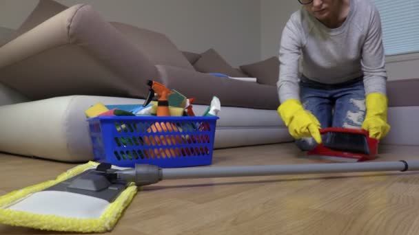 妇女使用刷子在地板上 — 图库视频影像