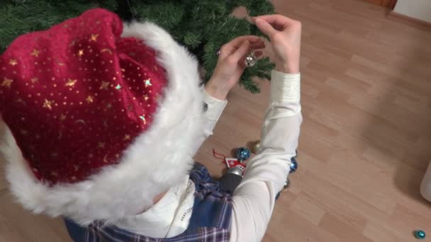 修圣诞装饰品的妇女 — 图库视频影像