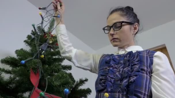 Vrouw Buurt Van Kerstboom Met Kerstverlichting — Stockvideo