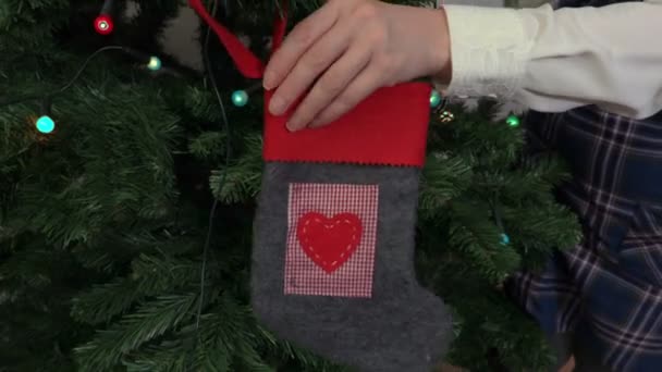圣诞树上有圣诞袜和智能手机的女人 — 图库视频影像