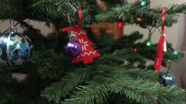 Camera Concentrandosi Sulla Decorazione Natalizia Sull Albero Natale Poi Sulla — Video Stock