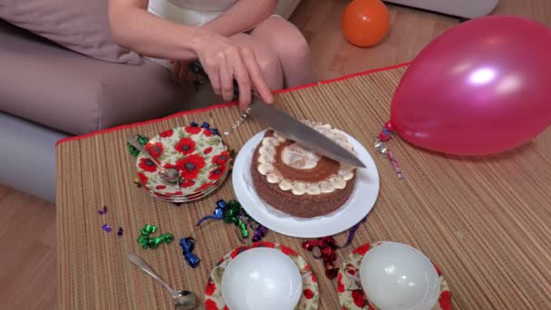 女性开始切片生日派对蛋糕 — 图库视频影像