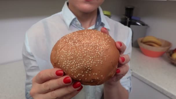 カメラが食べ始めている女性に バーガーに焦点を当ててください — ストック動画