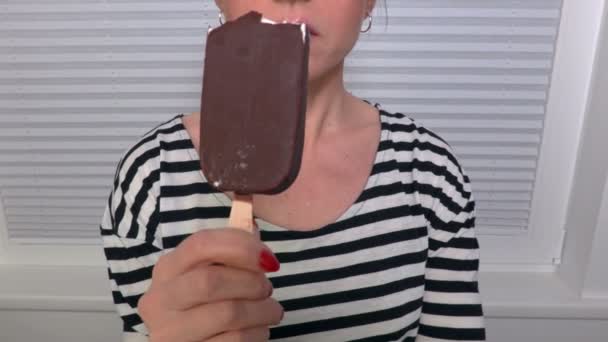 Mujer Comienza Comer Helado — Vídeo de stock