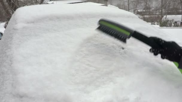 Vrouw Beginnen Met Het Verwijderen Van Sneeuw Van Besneeuwde Auto — Stockvideo