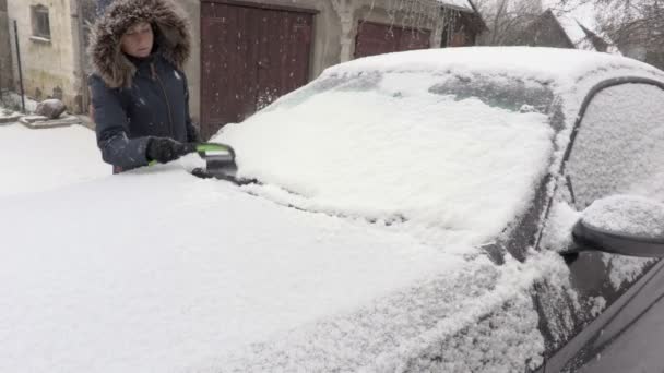 Mulher Usando Escova Perto Neve Carro Coberto — Vídeo de Stock