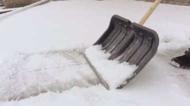 Kar kaplı bahçede hareketli kar küreği