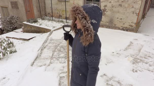 Vrouw Met Sneeuw Shovel Voordat — Stockvideo