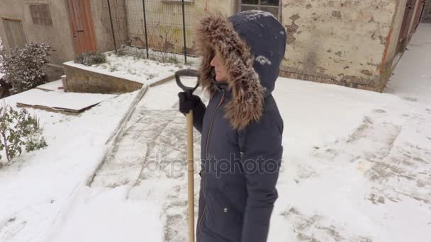 Femme Avec Pelle Neige Avant Travailler — Video