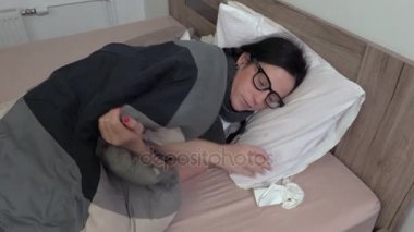 Tıp yakınındaki yatakta yatan hasta bir kadın