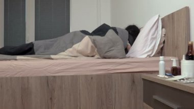 Yatakta uyuyan hasta kadın