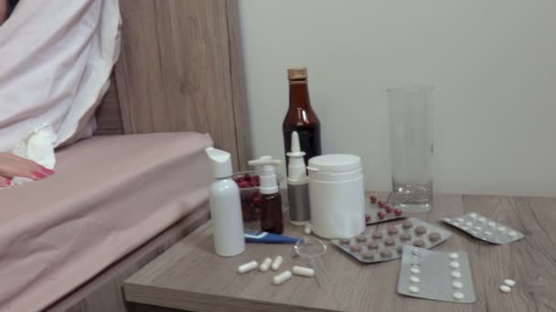 Cámara Centra Medicina Mujer Con Secreción Nasal — Vídeos de Stock