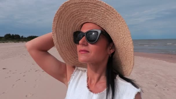 Deniz Kenarında Kamera Bakmak Kadın — Stok video