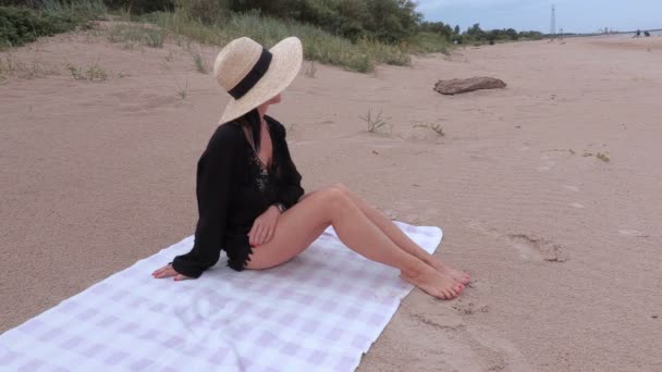 Woman Straw Hat Sandy Beach — Stock Video