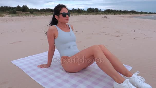 Mujer Disfrutar Playa Arena Verano — Vídeos de Stock