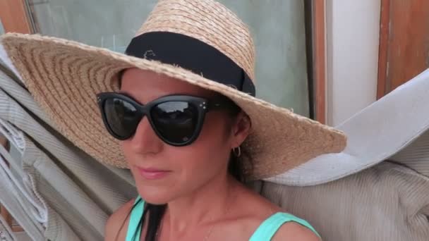 Mujer Sombrero Paja Disfrutar Del Verano — Vídeo de stock