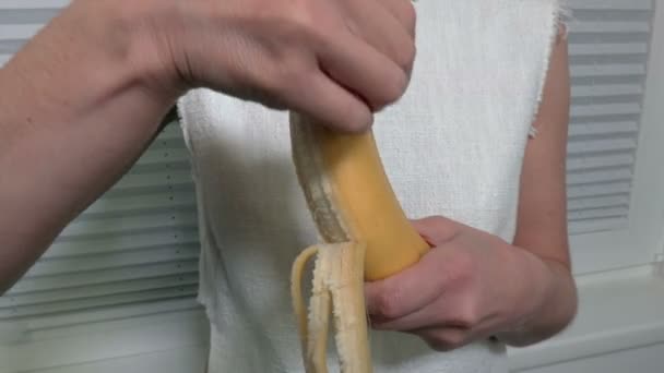 Donna Prende Una Buccia Dalla Banana — Video Stock