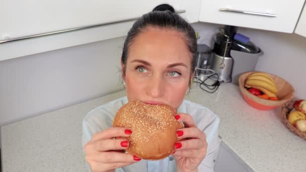 Vue Dessus Femme Avec Hamburger — Video