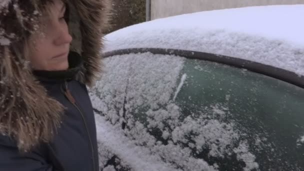 Mulher Com Escova Removendo Neve Janela Lateral Carro — Vídeo de Stock