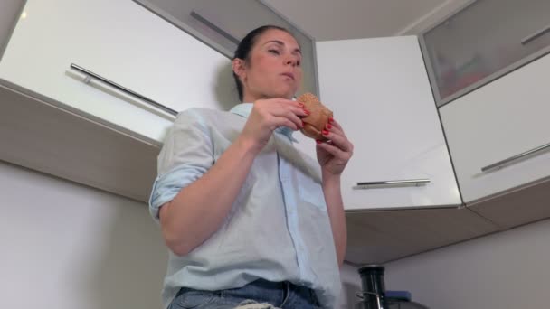 Moe Vrouw Zitten Keuken Hamburger Eten — Stockvideo