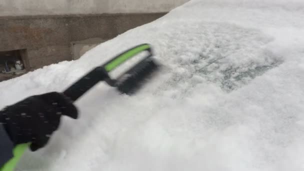 Aparat Ustawia Ostrość Pędzel Pobliżu Samochodu Pokryte Śniegiem — Wideo stockowe