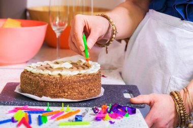 Kadın doğum günü pastası mumlar ile dekorasyon