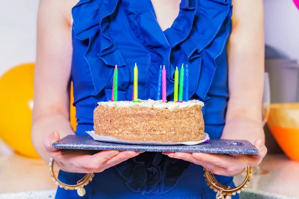 Femme Tient Gâteau Anniversaire Dans Ses Mains — Photo