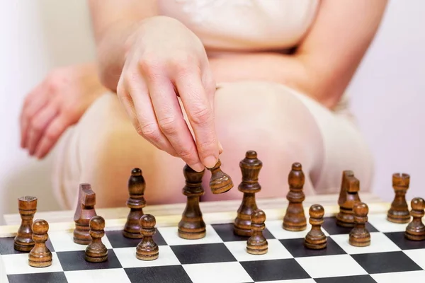 Mujer Jugando Ajedrez Sosteniendo Peón — Foto de Stock