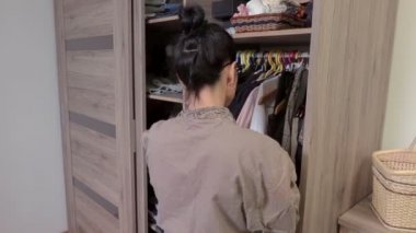 Kadın gardırop giymek karar vermekte