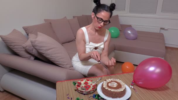 女性の誕生日のパーティーのケーキのスライスの番号付け — ストック動画