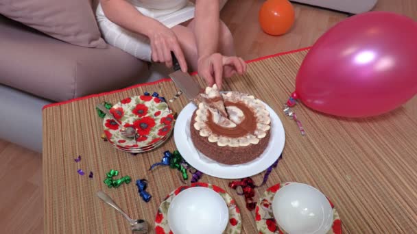 Hembra Rodajas Pastel Fiesta Cumpleaños — Vídeos de Stock