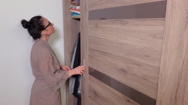 Vrouw Zoek Garderobe Nauwe Deur — Stockvideo